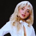 Η Sabrina Carpenter αποκωδικοποιεί το video clip του «Manchild» – Τα κρυμμένα μηνύματα