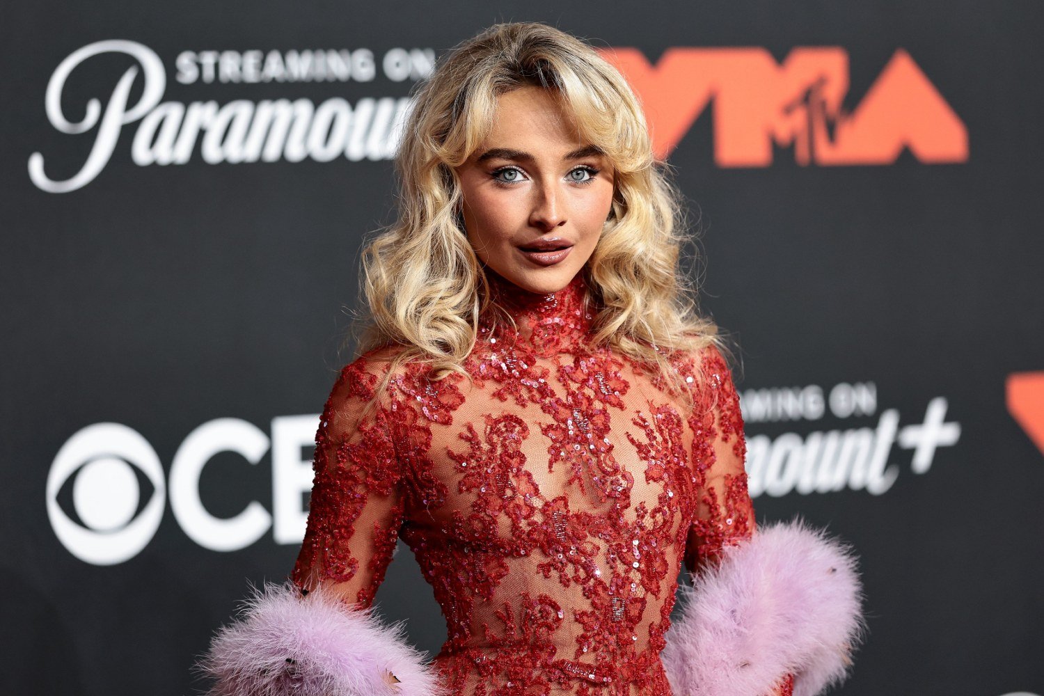 Η Sabrina Carpenter επέστρεψε στο «Saturday Night Live» και το Twitter «έπεσε» – Το επικό σκετς με τους A$AP Rocky και Finn Wolfhard