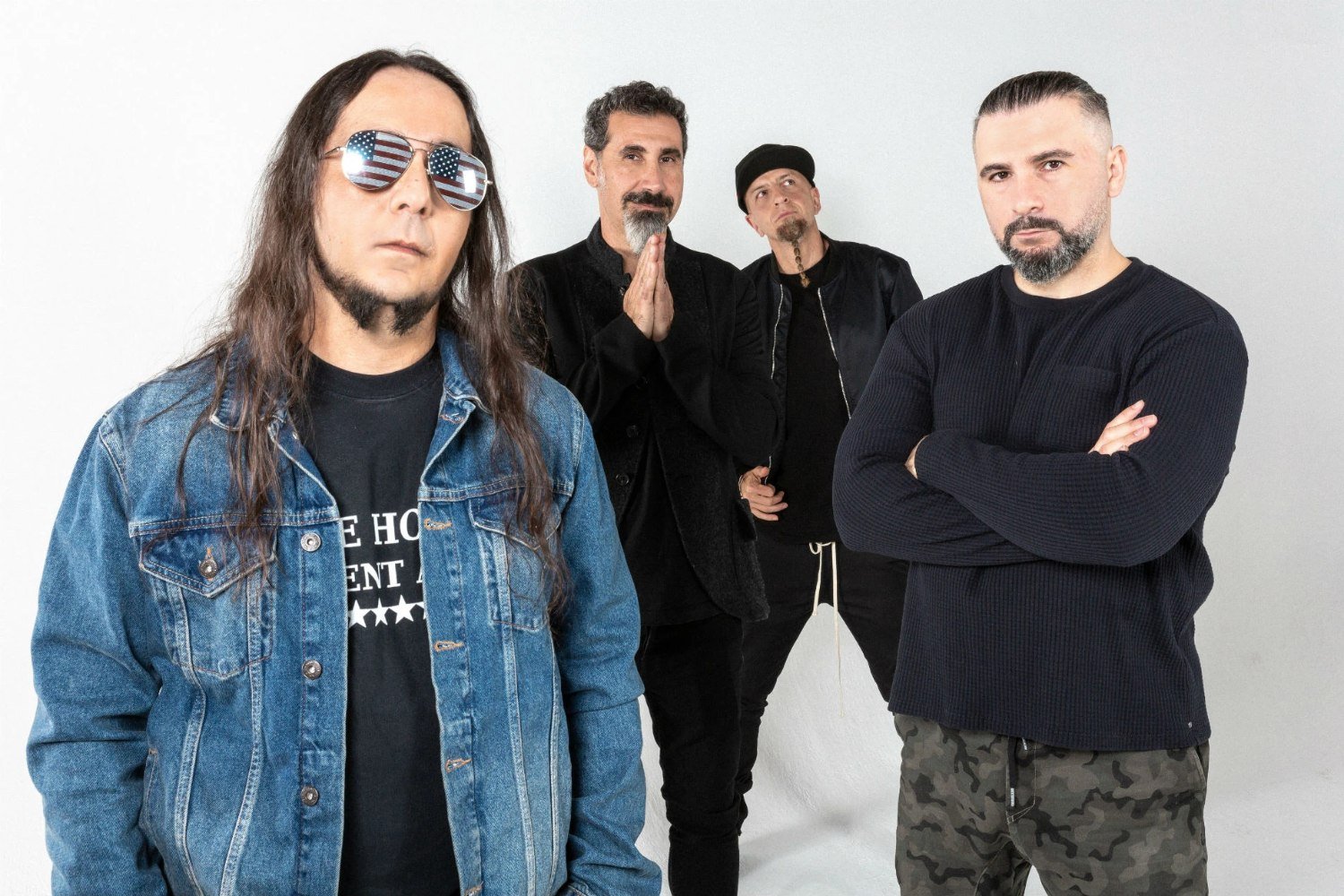 Οι System Of A Down αναζωπυρώνουν τη θρυλική κόντρα με τους Oasis – Το σύνθημα που άναψε φωτιές