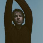 Tom Odell: Η περιοδεία με την Billie Eilish και το μάθημα ζωής ανάμεσα σε κουτάβια