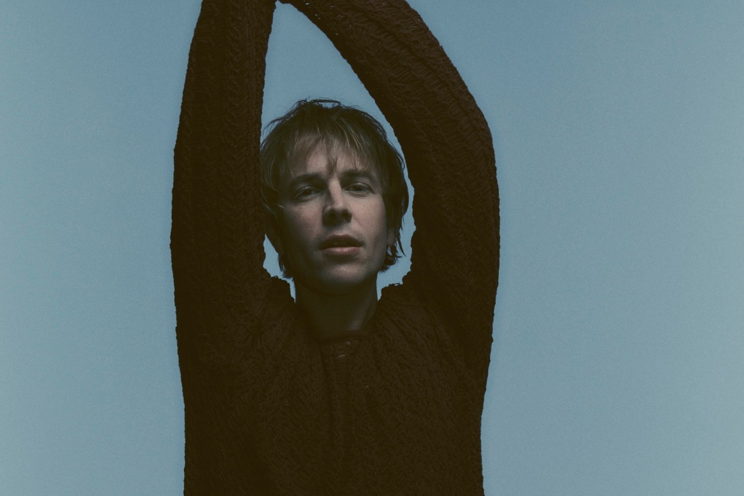 Tom Odell: Η περιοδεία με την Billie Eilish και το μάθημα ζωής ανάμεσα σε κουτάβια