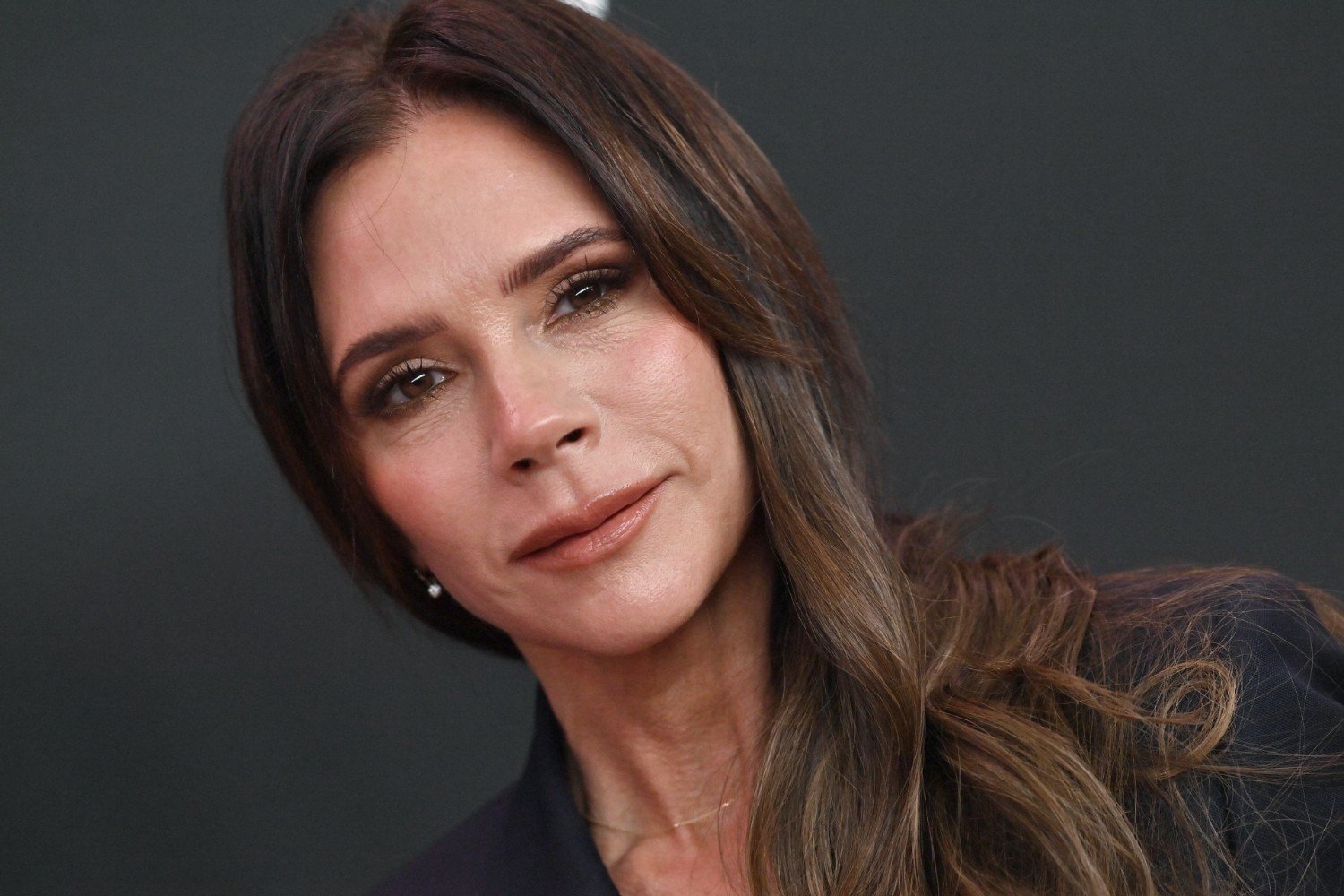 Victoria Beckham: «Μου πετούσαν κουτάκια Coca-Cola» – Το σχολικό bullying, οι μαθησιακές δυσκολίες και η διαρκής κριτική