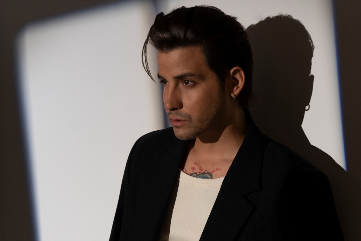 Αναστάσιος Ράμμος: Το video clip του «Φωτογραφίες» σε γυρίζει πίσω σε όσα έχασες