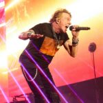 Guns N’ Roses: Ο Axl Rose αποκαλύπτει το πρόβλημα υγείας που τον δυσκολεύει στη σκηνή – «Φοβάμαι ότι η γνάθος μου θα πέσει»