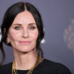Η Courteney Cox έγινε ντράμερ: Παίζει το «Smells Like Teen Spirit» των Nirvana και γίνεται viral