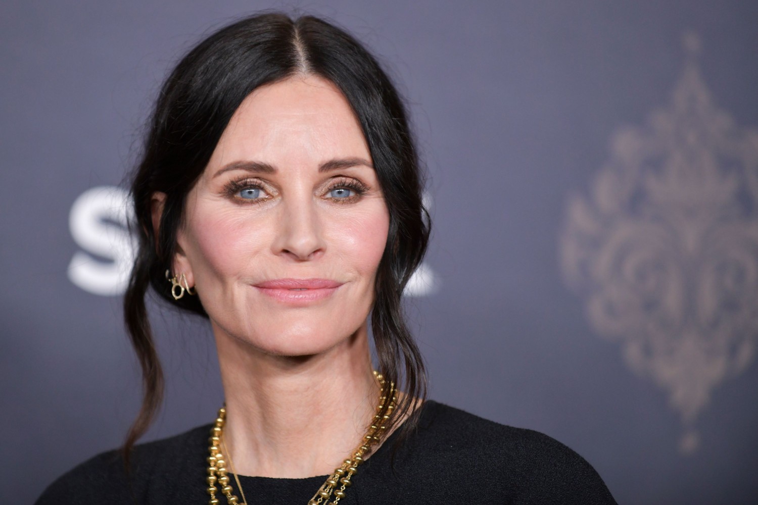 Η Courteney Cox έγινε ντράμερ: Παίζει το «Smells Like Teen Spirit» των Nirvana και γίνεται viral