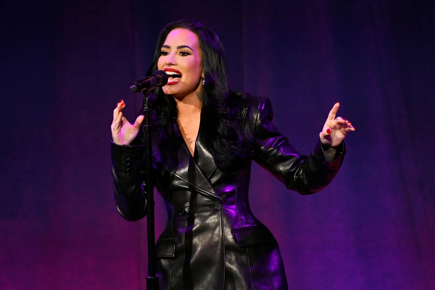 Demi Lovato: Η συναισθηματική φόρτιση και το έντονο άγχος πριν από την πρεμιέρα της περιοδείας «It’s Not That Deep»