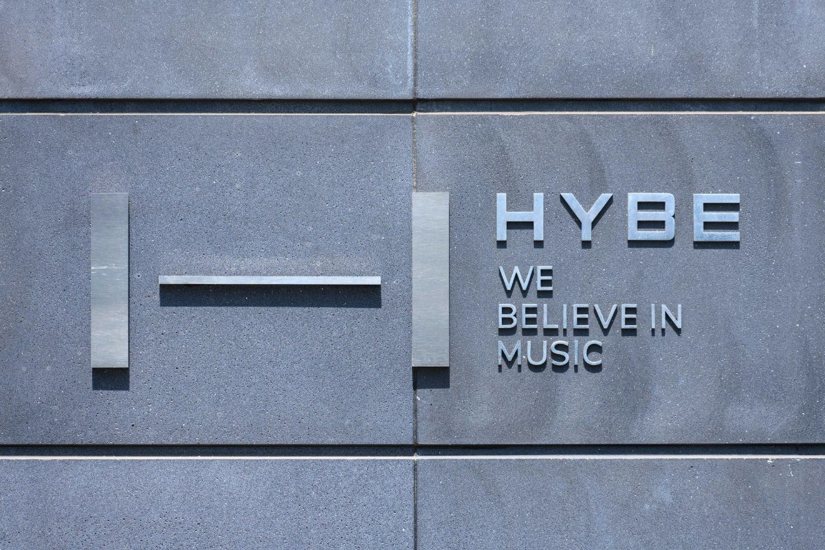 HYBE: Ο κολοσσός της K-pop «εισβάλλει» στη latin μουσική με τη νέα δισκογραφική Sin Silencio
