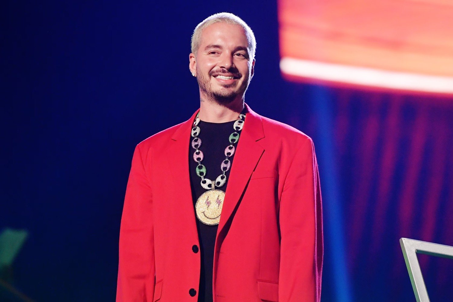 J Balvin: Η έκπληξη σε μικρή θαυμάστρια που έλιωσε καρδιές – Ανέλαβε να ανακαινίσει το σπίτι της οικογένειάς της