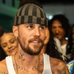 Έξαλλος ο Justin Bieber – Πέταξε μπουκάλι σε παπαράτσι σε έξοδό του με τη Hailey Bieber