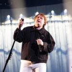 Lewis Capaldi: Ο απόλυτος αυτοσαρκασμός στη σκηνή για τα εισιτήρια που δεν… πουλιούνταν