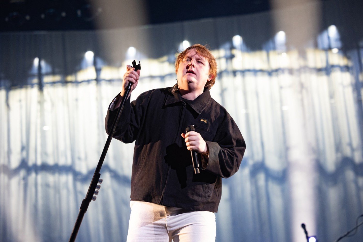 Lewis Capaldi: Ο απόλυτος αυτοσαρκασμός στη σκηνή για τα εισιτήρια που δεν… πουλιούνταν