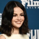 Selena Gomez: «House Tour» στα παρασκήνια του «Only Murders In The Building» στο Λονδίνο υπό τους ήχους της Sabrina Carpenter