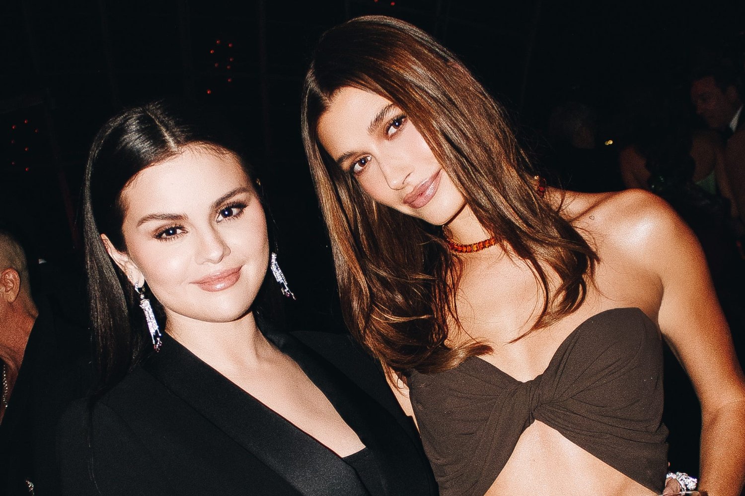 Η Selena Gomez ρίχνει τους τόνους απέναντι στη Hailey Bieber: «Αφήστε το κορίτσι ήσυχο»