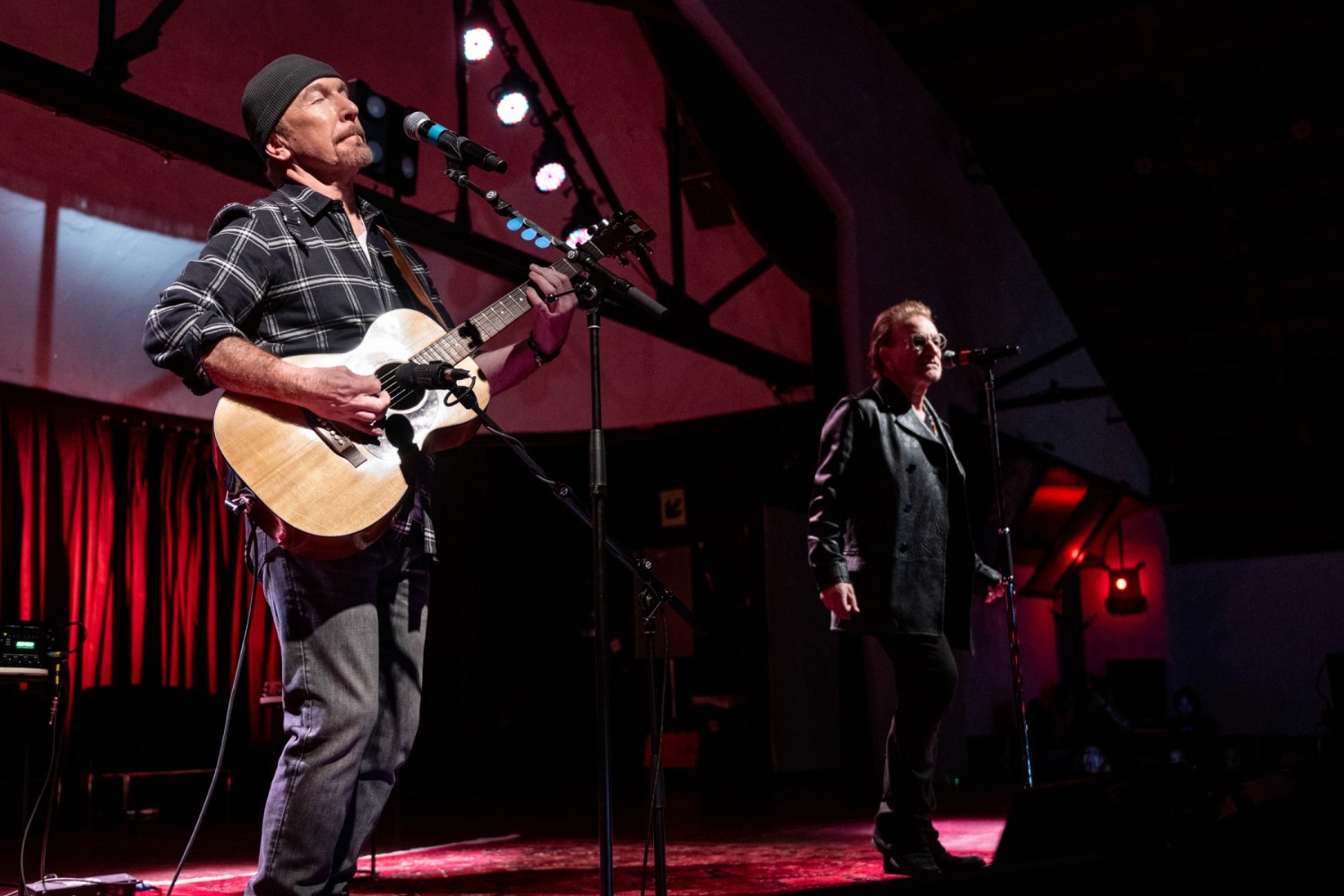 Οι U2 τιμήθηκαν με το Woody Guthrie Prize: «Δεν μιλάς για το σκοτάδι, κάνεις το φως πιο λαμπερό»