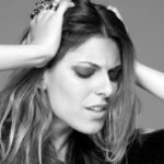 Angelika Dusk: Η Ελληνίδα που θα ανοίξει τη συναυλία του Rod Stewart στην Αθήνα