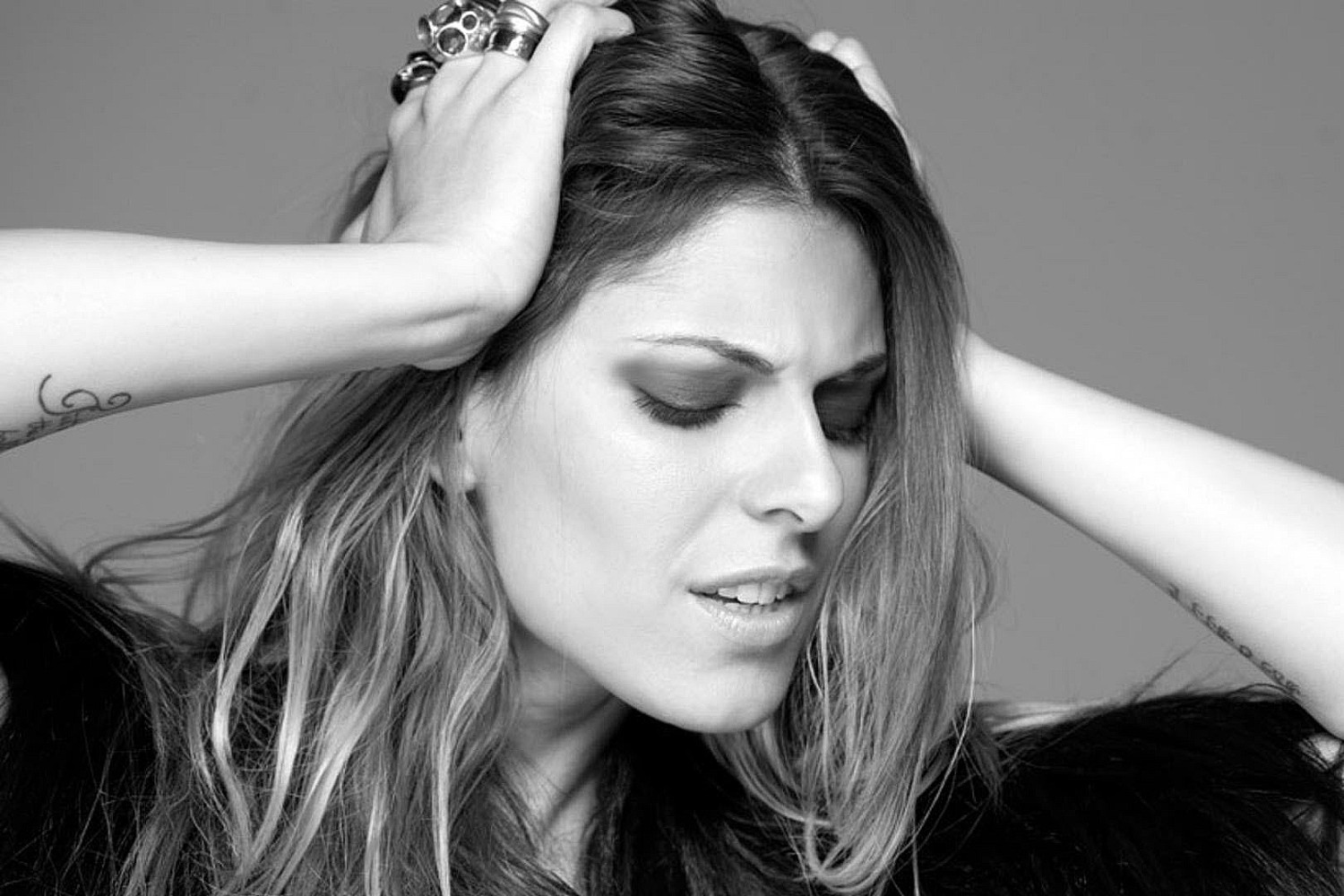 Angelika Dusk: Η Ελληνίδα που θα ανοίξει τη συναυλία του Rod Stewart στην Αθήνα