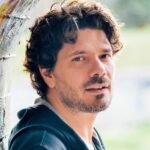 «ΑΘΗΝά»: Ο Απόστολος Βαλαρούτσος δίνει φωνή στην πόλη που αγαπάμε και μας πληγώνει