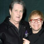 Elton John: Ο συγκινητικός φόρος τιμής στον Brian Wilson των Beach Boys στο Rock and Roll Hall of Fame