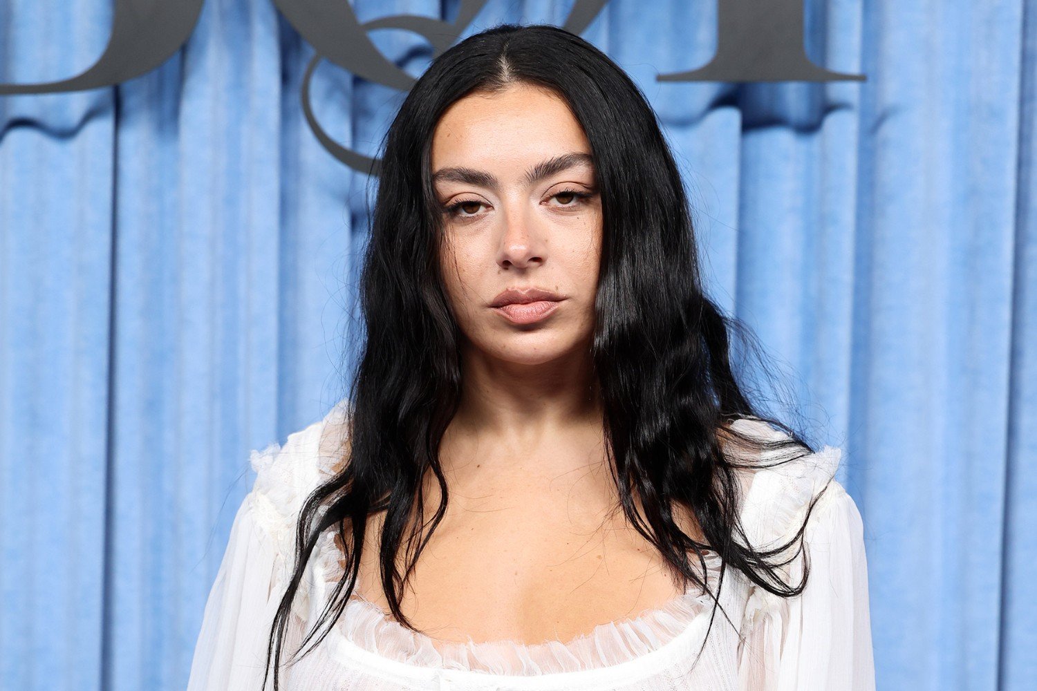Charli xcx: Πώς ο έρωτας, η λήθη και ο κινηματογράφος έδωσαν μορφή στο «Music, Fashion, Film»