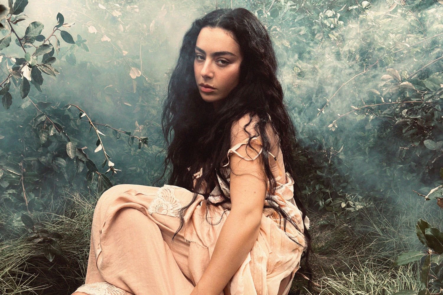 Charli XCX: Το soundtrack του «Ανεμοδαρμένα Ύψη» είναι σκοτεινό, αισθαντικό και απροσδόκητα προσωπικό