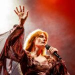 Οι Florence + The Machine στοιχειώνουν το «Abracadabra» της Lady Gaga με μία απόκοσμη συνύπαρξη ήχων που καθηλώνει