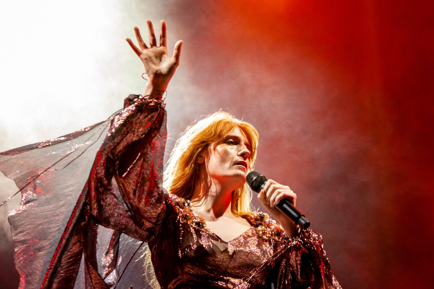 Οι Florence + The Machine στοιχειώνουν το «Abracadabra» της Lady Gaga με μία απόκοσμη συνύπαρξη ήχων που καθηλώνει Οι Florence + The Machine στοιχειώνουν το «Abracadabra» της Lady Gaga με μία απόκοσμη συνύπαρξη ήχων που καθηλώνει