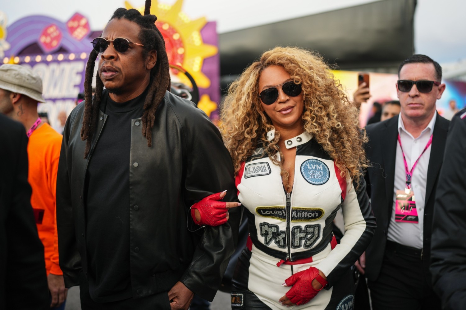 Η Beyoncé έκλεψε την παράσταση στο Grand Prix του Λας Βέγκας – και έκανε βόλτα στην πίστα με τον Lewis Hamilton