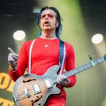 Eagles of Death Metal: Δέκα χρόνια μετά το Bataclan ο Jesse Hughes επιστρέφει στο Παρίσι