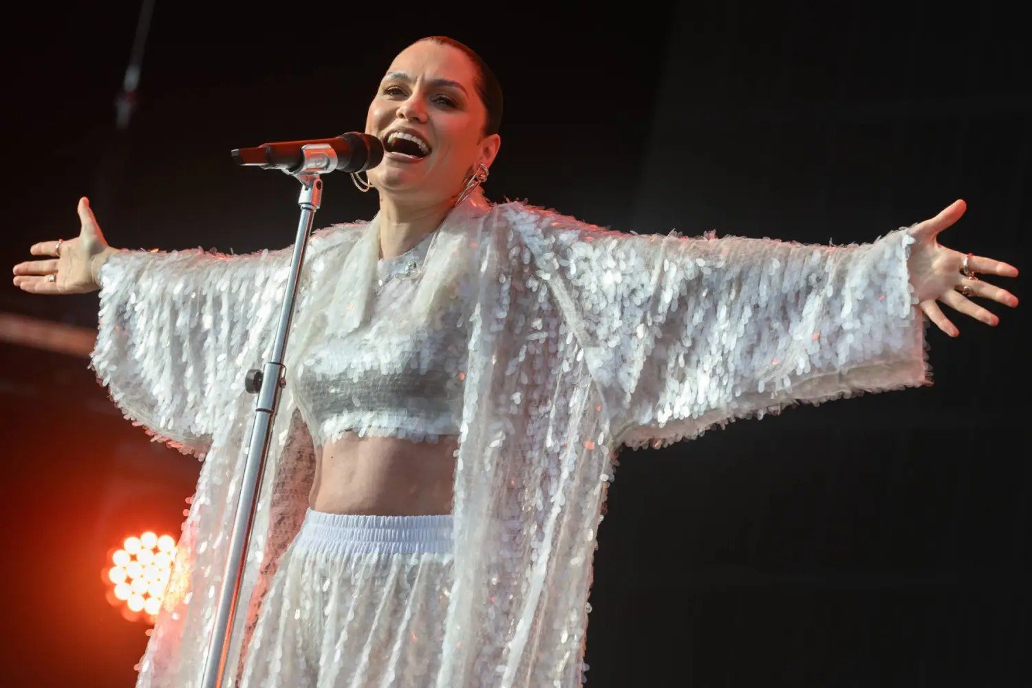 Jessie J: Λύγισε στη σκηνή τραγουδώντας για την απώλεια της εγκυμοσύνης της – «Λυπάμαι που δεν γνωριστήκαμε ποτέ»