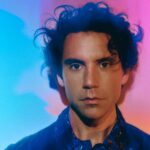 MIKA: Το νέο άλμπουμ «Hyperlove» είναι ένα ταξίδι στην ωμή ειλικρίνεια και την αγάπη χωρίς δικαιολογίες