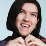 «Love Who You Love»: Η Romy συνθέτει τον ύμνο της queer αγάπης – και της αντοχής