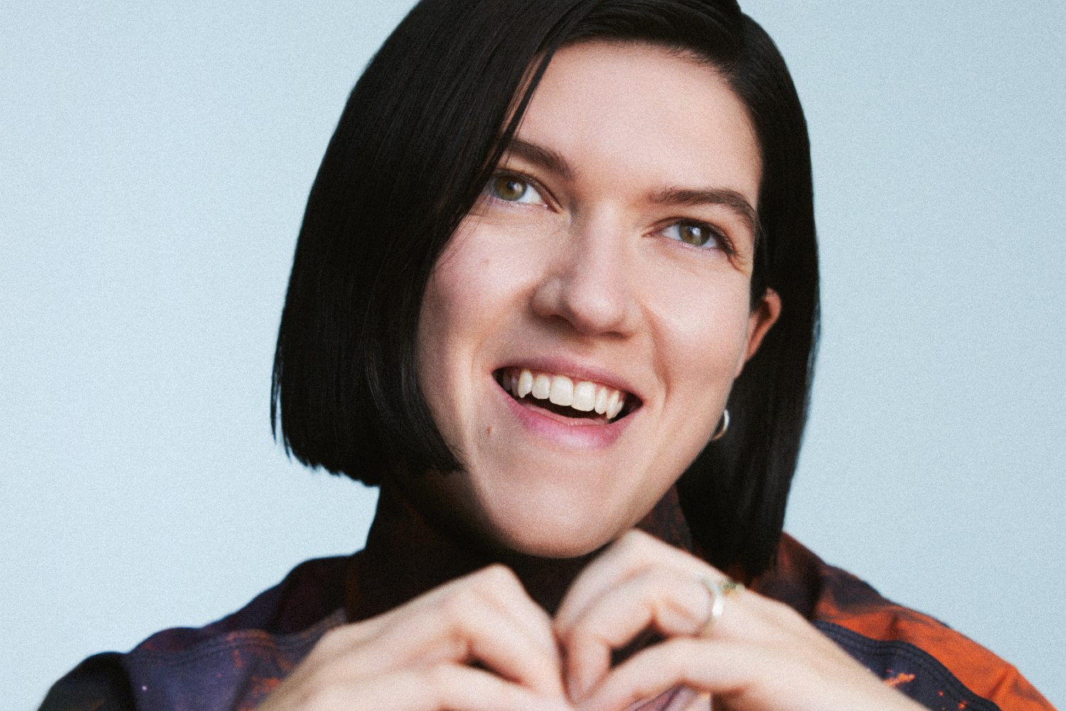 «Love Who You Love»: Η Romy συνθέτει τον ύμνο της queer αγάπης – και της αντοχής
