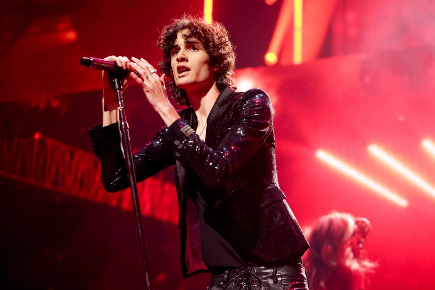 Ο Sombr βάζει «φωτιά» στη σκηνή των BRIT Awards 2026