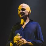 Tim Booth: Γιατί οι James ένιωθαν «πικραμένοι» από την επιτυχία του «Sit Down»