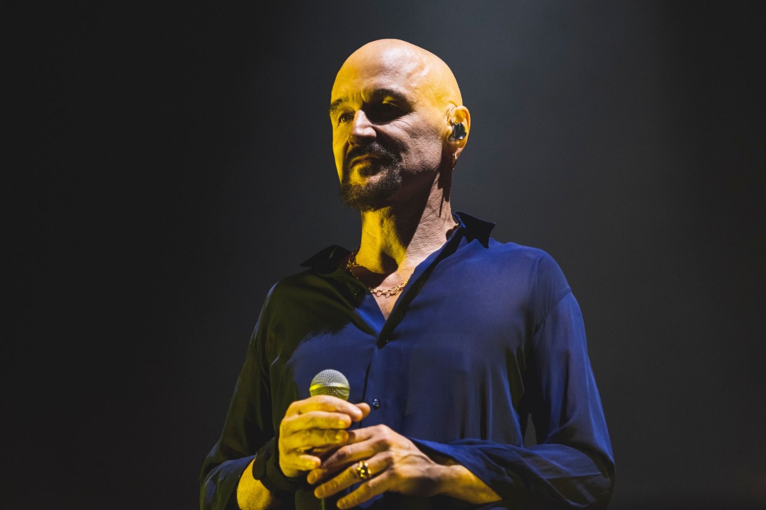 Tim Booth: Γιατί οι James ένιωθαν «πικραμένοι» από την επιτυχία του «Sit Down»