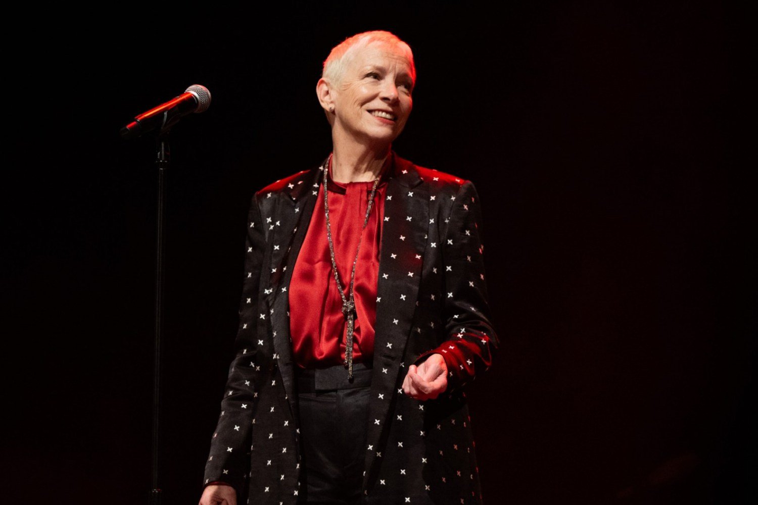 Η Annie Lennox αποχαιρετά το «Outlander» με την πιο συγκινητική εκδοχή του «The Skye Boat Song»