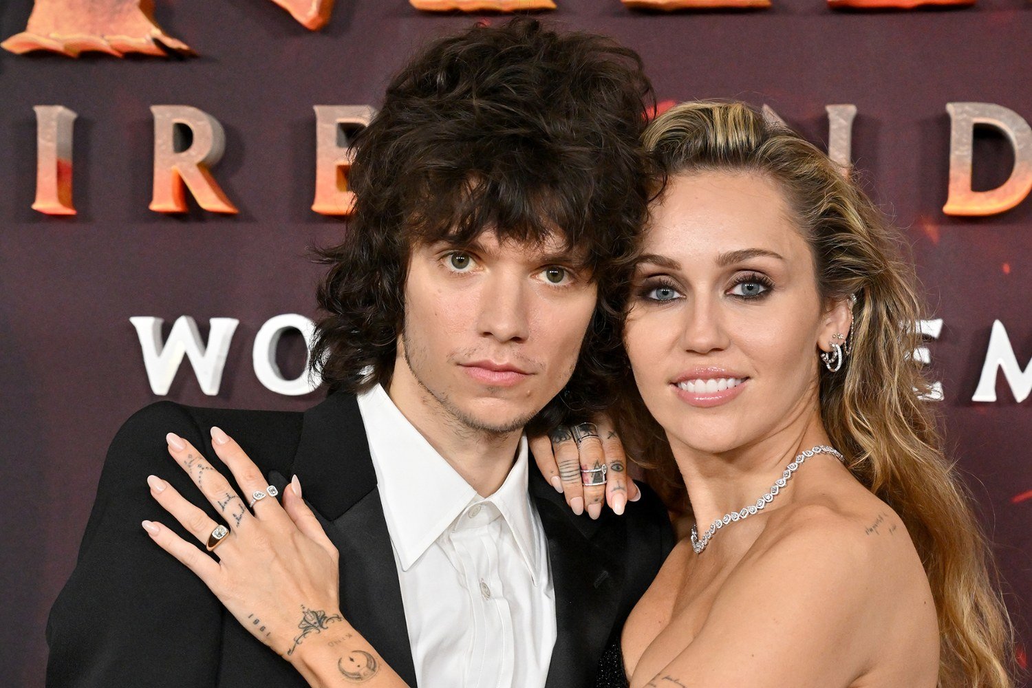 Η Miley Cyrus και ο Maxx Morando αφήνονται στη δύναμη του έρωτα στο video του «Let’s Get Married»