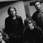 Οι Arctic Monkeys επιστρέφουν για ιερό σκοπό: Νέο τραγούδι και all-star συμμαχία με Olivia Rodrigo και Fontaines D.C. για τα παιδιά των πολέμων