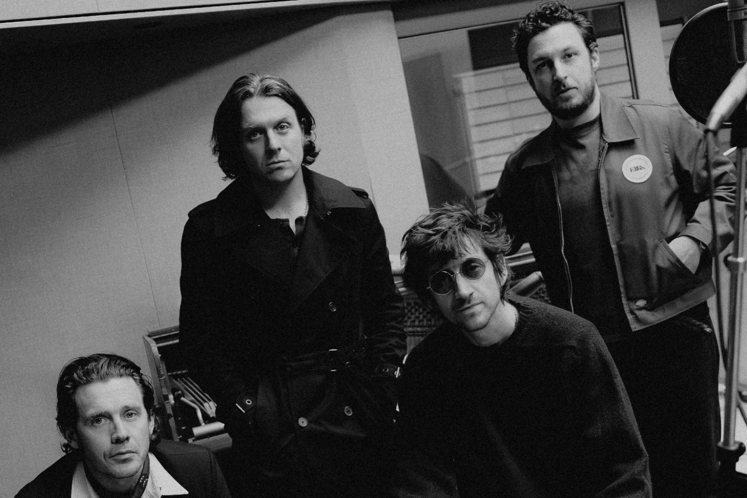 Οι Arctic Monkeys επιστρέφουν για ιερό σκοπό: Νέο τραγούδι και all-star συμμαχία με Olivia Rodrigo και Fontaines D.C. για τα παιδιά των πολέμων