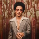 Ο Bruno Mars γράφει ιστορία στα charts του Billboard με δύο διαφορετικά τραγούδια στην κορυφή