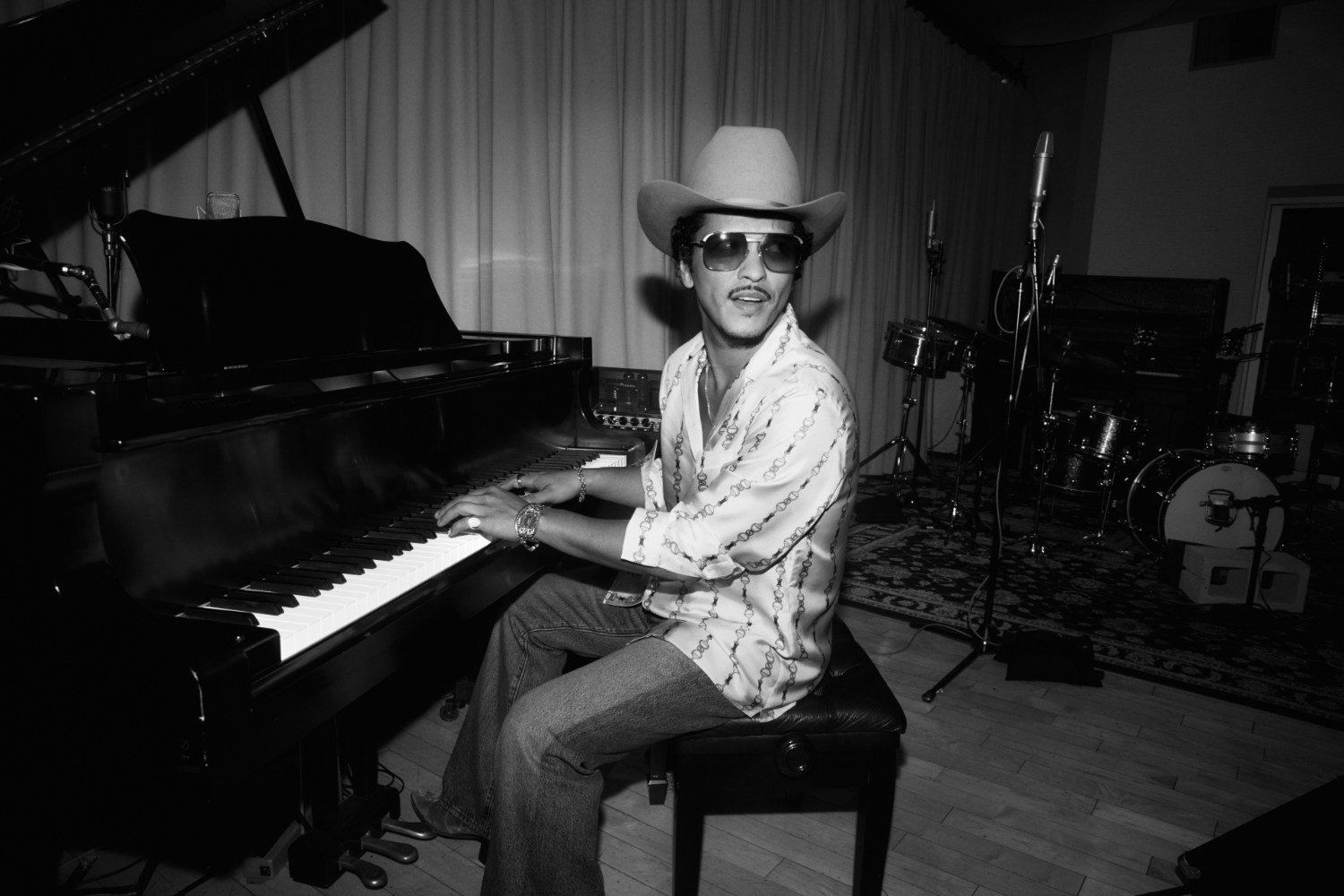 Ο Bruno Mars επιστρέφει στην κορυφή μετά από 13 χρόνια: Το «The Romantic» κάνει ντεμπούτο στο Νο.1 του Billboard 200