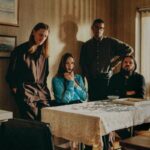 Dry Cleaning – «Secret Love»: Ο σουρεαλισμός συναντά την ωριμότητα σε ένα άλμπουμ που δεν μοιάζει με κανένα άλλο