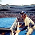 Ο Elton John πίσω από τα φτερά και τα γυαλιά μέσα από τα μάτια των φωτογράφων που τον έζησαν