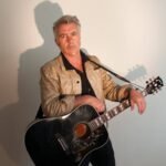 Ο Glen Matlock των Sex Pistols «δικάζει» τους τραμπικούς punk και αποθεώνει τους Kneecap