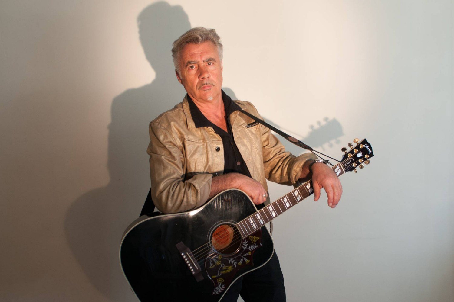 Ο Glen Matlock των Sex Pistols «δικάζει» τους τραμπικούς punk και αποθεώνει τους Kneecap