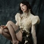 Holly Humberstone: Το νέο άλμπουμ «Cruel World» είναι μία αριστοτεχνική ωδή στη χαμένη παιδική ηλικία