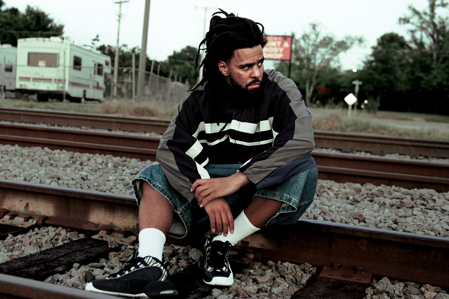 J. Cole: Σαρώνει στα charts με το «The Fall-Off» και ξεπερνά τις 100 επιτυχίες στο Billboard Hot 100