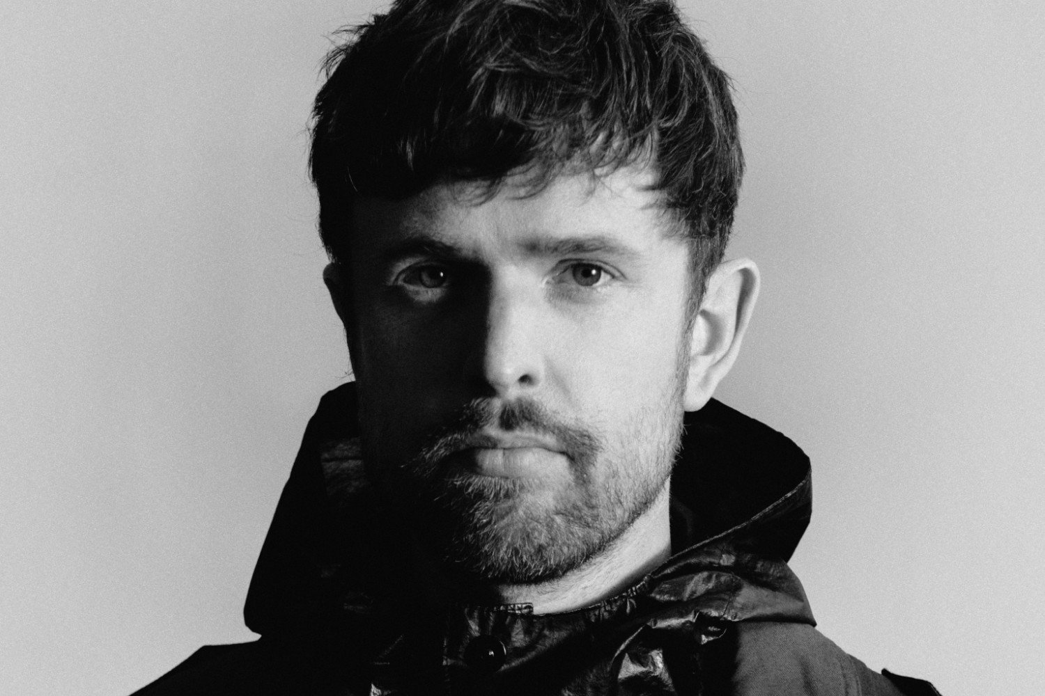 James Blake: Το νέο άλμπουμ «Trying Times» αναζητά το φως της οικειότητας στο σκοτάδι της εποχής μας