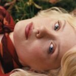 Η Maisie Peters εκθρονίζει τον Michael Jackson και κατακτά την κορυφή του Ηνωμένου Βασιλείου με το άλμπουμ «Florescence»